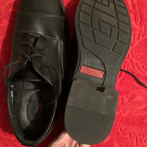 Dexter Black Oxfords with Smooth Leather Upper and Laced Design - Picture 3 of 12